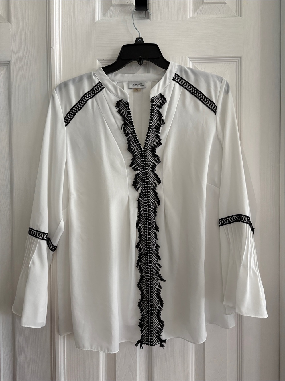 TAHARI Arthur S. Levine White Embroidered V-Neck Blouse Black Trim Plus Size 1X
